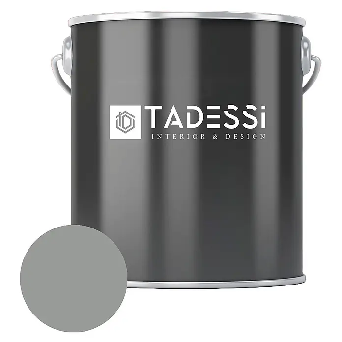 Tadessi Wandfarbe Mittelgrau - Grau, Matt, 2,5 l - Dunkelgrauer Farbeimer mit silbernem Deckel und Griff, daneben ein runder grauer Farbmuster.