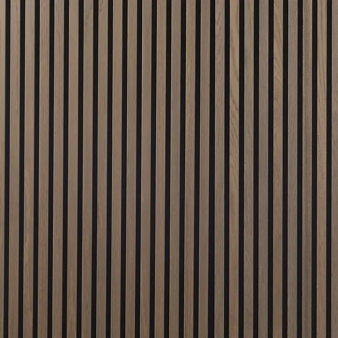 FibroTech Akustikpaneel Premium - Smoked Oak, 2.440 x 605 x 22 mm - Vertikale Holzlamellenverkleidung in Naturholzfarbe mit dunklen Zwischenräumen, ideal für Wände.