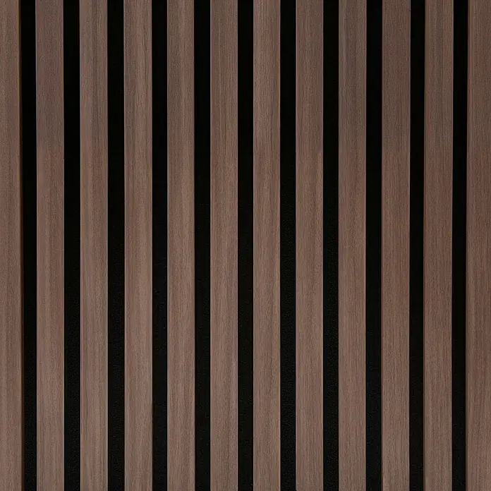 FibroTech Akustikpaneel Unika 25 - Walnut, 2.440 x 600 x 22 mm - Vertikale Wandplatte aus braunen Holzlamellen mit dunklem, kontrastierendem Hintergrund.