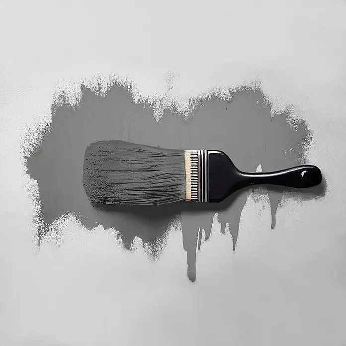 Tadessi Wandfarbe Schiefergrau - Grau, Matt, 2,5 l - Pinsel mit schwarzem Griff und grauen Borsten trägt graue Farbe auf eine Wand auf.