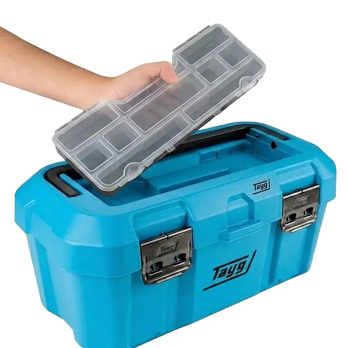 Tayg Caja para herramientas C46 - L x An x Al: 499 x 279 x 254 mm, 19 l, Polipropileno, Azul - Caja de herramientas de plástico turquesa con un organizador transparente compartimentado sostenido por una mano.