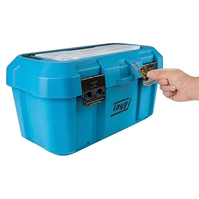 Tayg Caja para herramientas C46 - L x An x Al: 499 x 279 x 254 mm, 19 l, Polipropileno, Azul - Caja de herramientas azul con tapa transparente, una mano le coloca un candado de combinación.