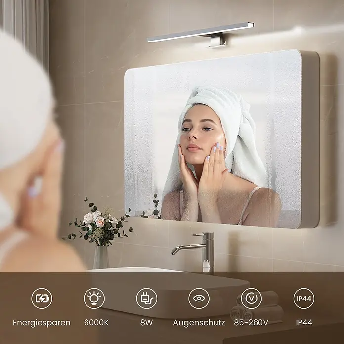 Emke LED-Spiegelleuchte L08 - 8 W, Verchromt - Schlanke silberne LED-Spiegelleuchte, energieeffizient und augenschonend, über einem Badspiegel montiert.
