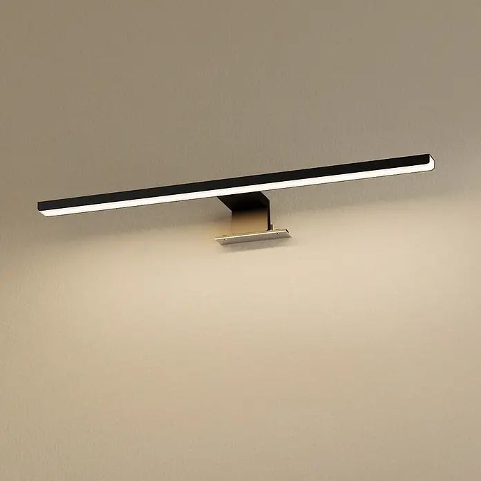 Emke LED-Spiegelleuchte L08 - 8 W, Schwarz - Moderne schwarze lineare LED-Wandleuchte mit Metallhalterung, die ein warmes Licht auf die Wand wirft.