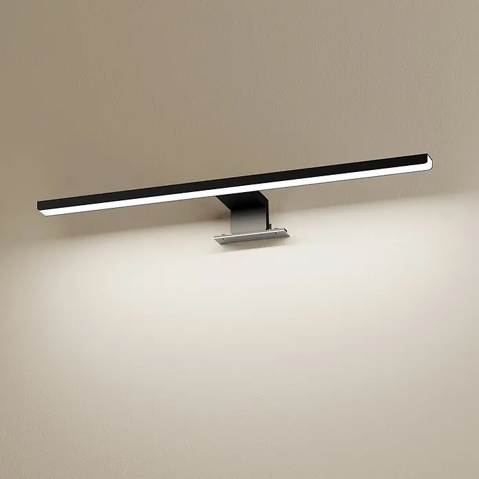 Emke LED-Spiegelleuchte L08 - 8 W, Schwarz - Schwarze lineare LED-Wandleuchte mit silberner Halterung, beleuchtet eine strukturierte Wand.