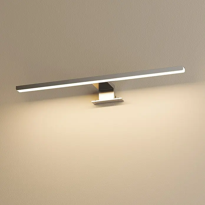 Emke LED-Spiegelleuchte L08 - 8 W, Weiß - Moderne, lineare LED-Leuchte aus gebürstetem Metall, an einer strukturierten Wand montiert, spendet warmes Licht.