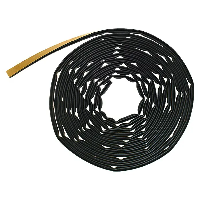 Solid Elements Selbstklebedichtung - Schwarz, 5 m x 12 mm x 6 mm, Geeignet für: Fenster - Ein aufgerolltes, schwarzes Dichtungsband mit einer braunen Schutzfolie, das zum Abdichten verwendet wird.