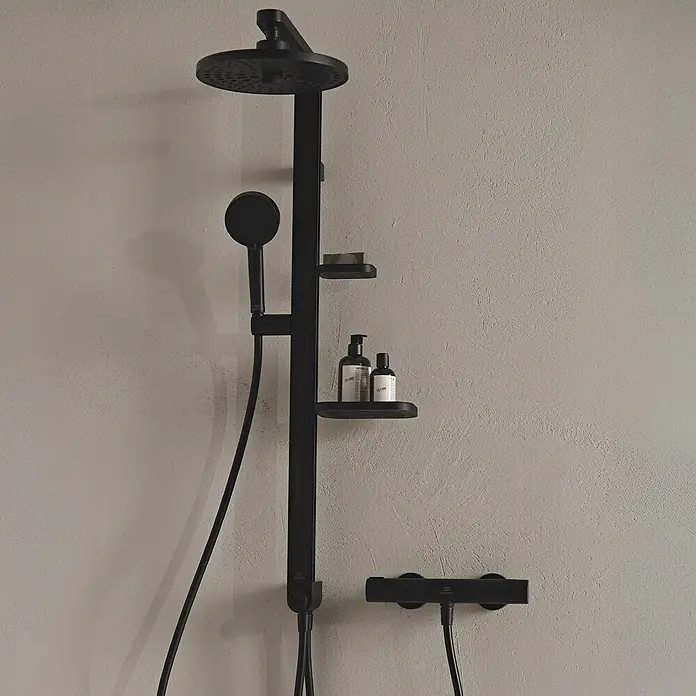 Ideal Standard Alu+ Duschsystem BD585 - Lochabstand: 600 mm, Form Kopfbrause: Rund, Schwarz - Schwarzes Duschsystem mit Regendusche, Handbrause und integrierten Ablagen mit Seife und Flaschen.