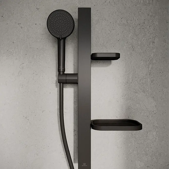 Ideal Standard Brausegarnitur Idealrain BD586 - Lochabstand: 40 cm - 50 cm, Art Strahl: SilkRain, Rain, Schwarz - Schwarzes mattes Duschsystem mit Handbrause, Stange und zwei rechteckigen Ablagen.