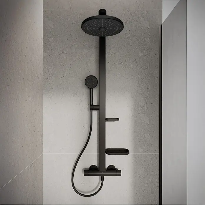 Ideal Standard Combinado de ducha - Distancia entre orificios: 35,6 cm, Negro, Diámetro rociador: 26 cm - Moderno sistema de ducha negro con rociador redondo, ducha de mano y dos estantes de almacenamiento integrados.