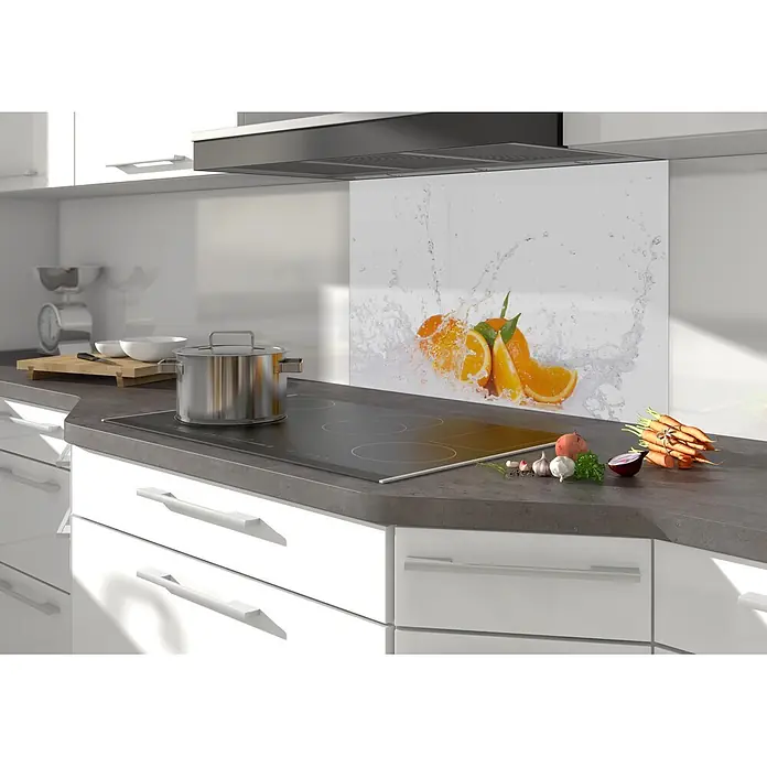 Küchenarbeitsplatte nach Maß - Max. Zuschnittslänge: 400 cm, Max. Zuschnittsbreite: 90 cm - Moderne Küche mit dunkler Arbeitsplatte, Induktionskochfeld, weißen Schränken und Frucht-Spritzschutz.