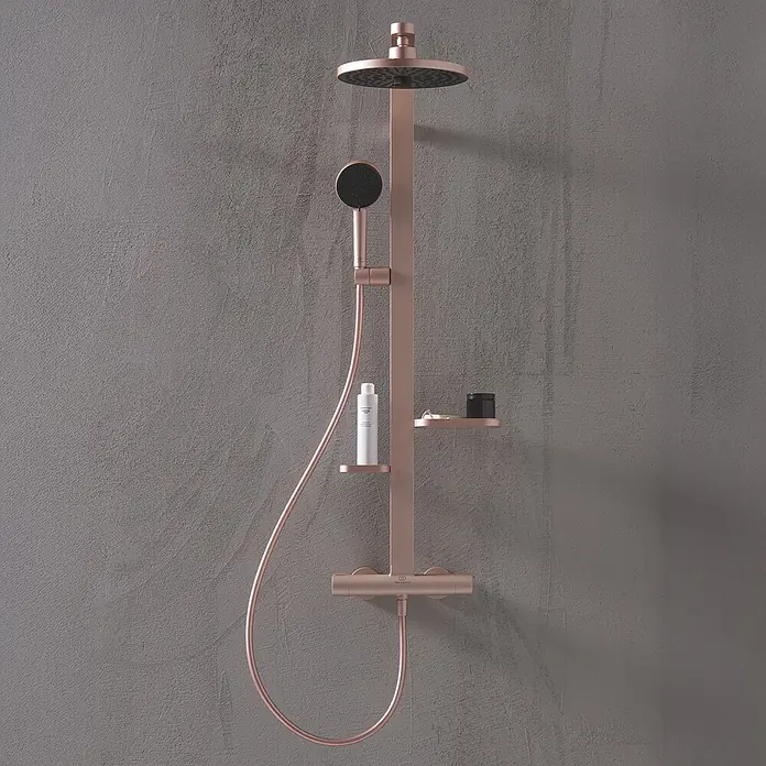 Ideal Standard Alu+ Duschsystem Ceratherm - Anzahl Strahlarten: 2 Stk., Rosé - Wandmontiertes Duschsystem in Roségold mit Kopf- und Handbrause sowie zwei Ablagen.