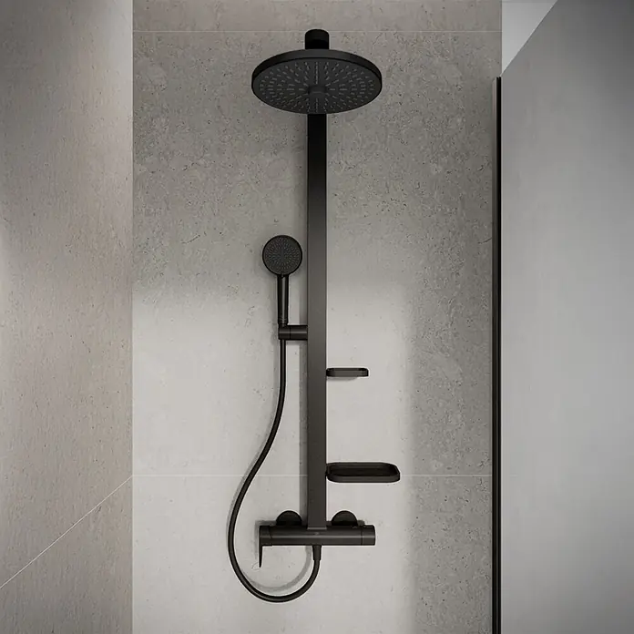 Ideal Standard Alu+ Duschsystem Ceraflow BD584XG - Lochabstand: 60 cm, Anzahl Strahlarten: 2 Stk., Schwarz, Form Kopfbrause: Rund - Mattschwarzes Duschsystem mit rundem Regenduschkopf, Handbrause, Thermostatmischer und zwei integrierten Ablagen auf einer gefliesten Wand.