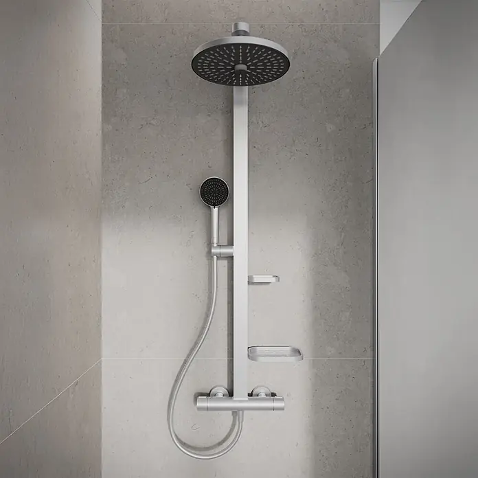 Ideal Standard Alu+ Duschsystem Ceratherm - Anzahl Strahlarten: 2 Stk., Silber - Modernes Duschsystem aus gebürstetem Metall mit Kopf- und Handbrause, Thermostatmischer und Ablagen in gefliester Dusche.