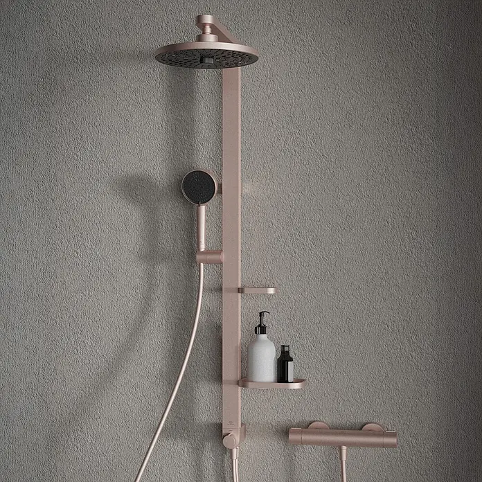 Ideal Standard Alu+ Duschsystem BD585 - Lochabstand: 600 mm, Form Kopfbrause: Rund, Rosé - Roségoldenes Duschsystem mit großer Regenbrause, Handbrause, Mischer und integriertem Regal mit zwei Flaschen.