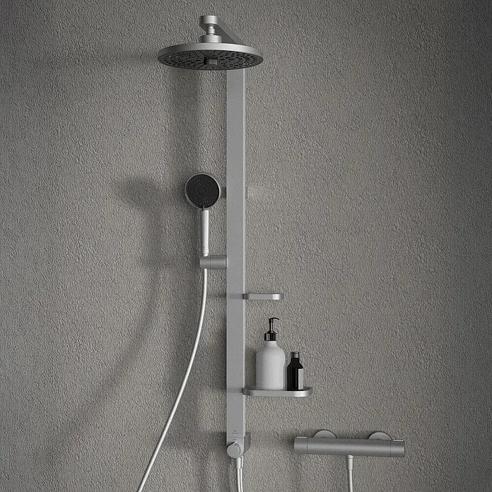 Ideal Standard Alu+ Duschsystem BD585 - Lochabstand: 600 mm, Form Kopfbrause: Rund, Silber - Silberne Duschsäule mit Kopf- und Handbrause, Ablage mit zwei Flaschen und Thermostat.