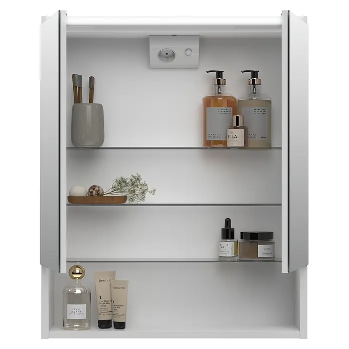 Jokey LED-Spiegelschrank Prent - B x H: 59,3 x 72 cm, Holz, Weiß - Offener weißer Badezimmerschrank mit Glasböden, der diverse Toilettenartikel, Zahnbürsten und eine Steckdose enthält.