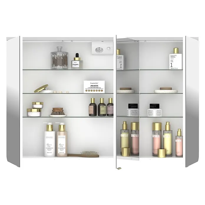 Jokey LED-Spiegelschrank Xanto - B x H: 100 x 66,2 cm, Holz, Weiß - Weißer Badezimmerschrank mit Glasböden, gefüllt mit verschiedenen Pflegeprodukten.