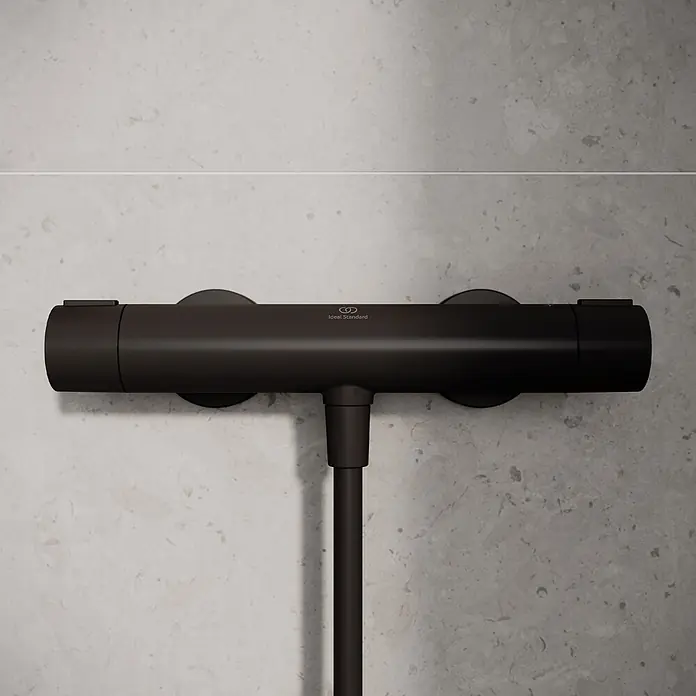 Ideal Standard Alu+ Thermostatarmatur Ceratherm - Breite: 292 mm, Schwarz - Wandmontierter mattschwarzer Thermostat-Duschmischer.