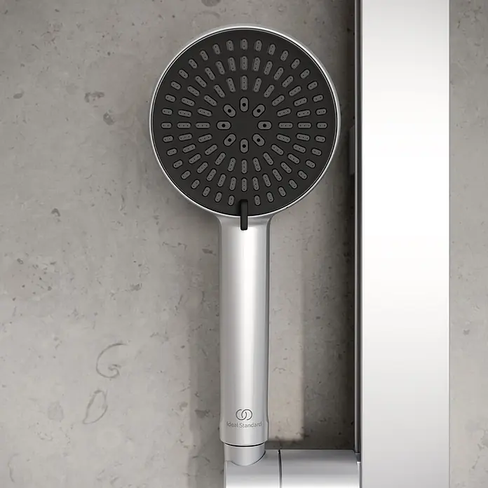 Ideal Standard Alu+ Handbrause Ideal Rain - Durchmesser: 10 cm, Silber - Silberne Ideal Standard Handbrause mit schwarzer Strahlscheibe an einer Brausestange.