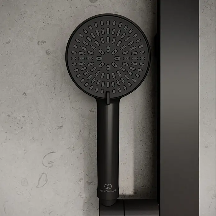 Ideal Standard Alu+ Handbrause Ideal Rain - Durchmesser: 10 cm, Schwarz - Mattschwarzer Handbrausekopf mit runder Fläche und mehreren Sprühdüsen, mit 'Ideal Standard' Branding.
