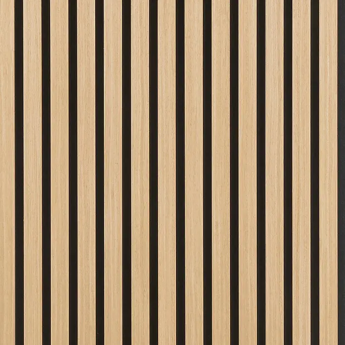 FibroTech Akustikpaneel Quanti - Light Oak, 2.440 x 520 x 18 mm - Helles Holz Akustikpaneel mit vertikalen Lamellen auf dunklem Hintergrund.