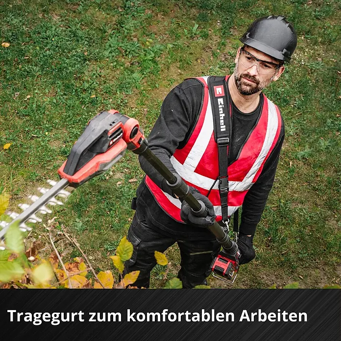 Einhell Professional Teleskop-Heckenschere GP-HH 18/50 Li T BL-Solo - 18 V, Li-Ionen, Anzahl Akkus: Ohne Akku, Schnittlänge: 50 cm - Mann bedient eine rot-schwarze Einhell Langstiel-Heckenschere mit bequemem Tragegurt.