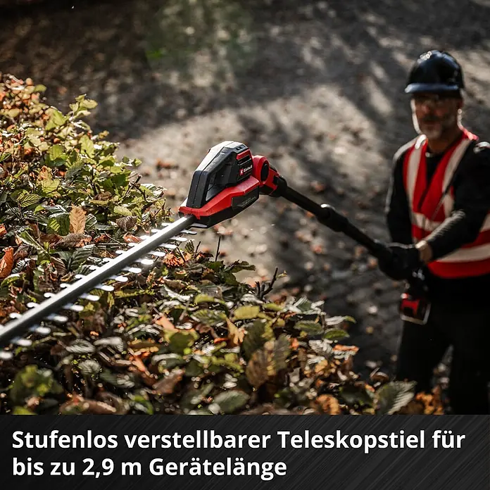 Einhell Professional Teleskop-Heckenschere GP-HH 18/50 Li T BL-Solo - 18 V, Li-Ionen, Anzahl Akkus: Ohne Akku, Schnittlänge: 50 cm - Rot-schwarze Einhell Teleskop-Heckenschere trimmt eine Laubhecke, bedient von einer Person.