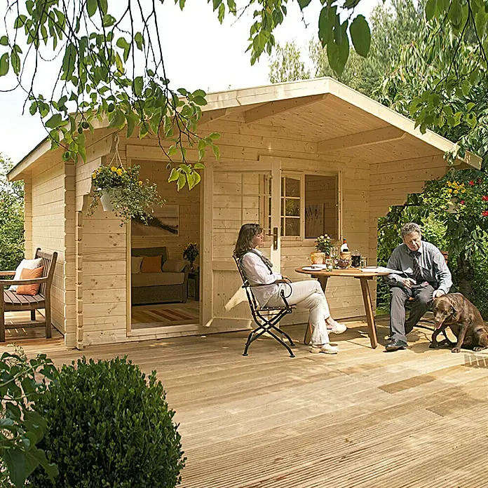 Kiehnholz Gartenhaus Östersund - Außenmaß inkl. Dachüberstand (B x T): 437 x 423 cm, Holz, Natur - Die Blockhütte mit überdachter Terrasse bietet einen gemütlichen Rückzugsort im Grünen, ideal zum Entspannen und Genießen der Natur.