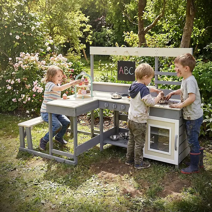 ECD Germany Matschküche Kinderküche Spielküche mit Tisch Sitzbank Tafel Küchenzubehör Outdoor - 151 x 71,5 x 98,5 cm, Holz, Lila, Beige, Grau - L-förmige Matschküche aus Holz in Grau und Beige mit Herd, Backofen und Tisch, von drei Kindern im Garten bespielt.