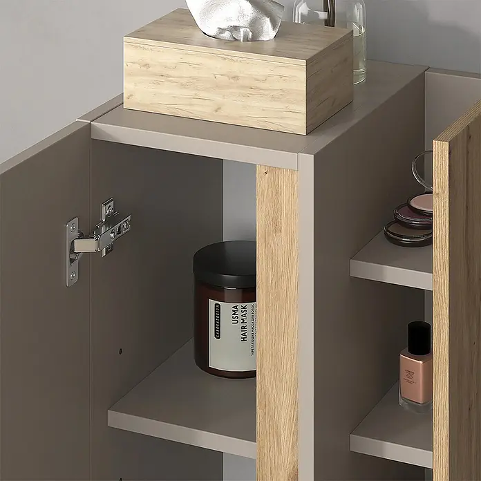 Vicco Badmöbel-Set Edelin Cashmere 4 Teile - Cashmere, Matt - Grauer Badezimmerschrank mit hellen Holzdetails, der Toilettenartikel und eine Taschentuchbox auf seinen Ablagen aufbewahrt.