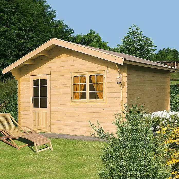 Kiehnholz Gartenhaus Pekkala - Außenmaß inkl. Dachüberstand (B x T): 455 x 453 cm, Wandstärke: 44 mm, Holz, Natur - Ein helles Holzgartenhaus mit einem Fenster und einer Tür, umgeben von einem grünen Garten mit blühenden Blumen und einem Liegestuhl.