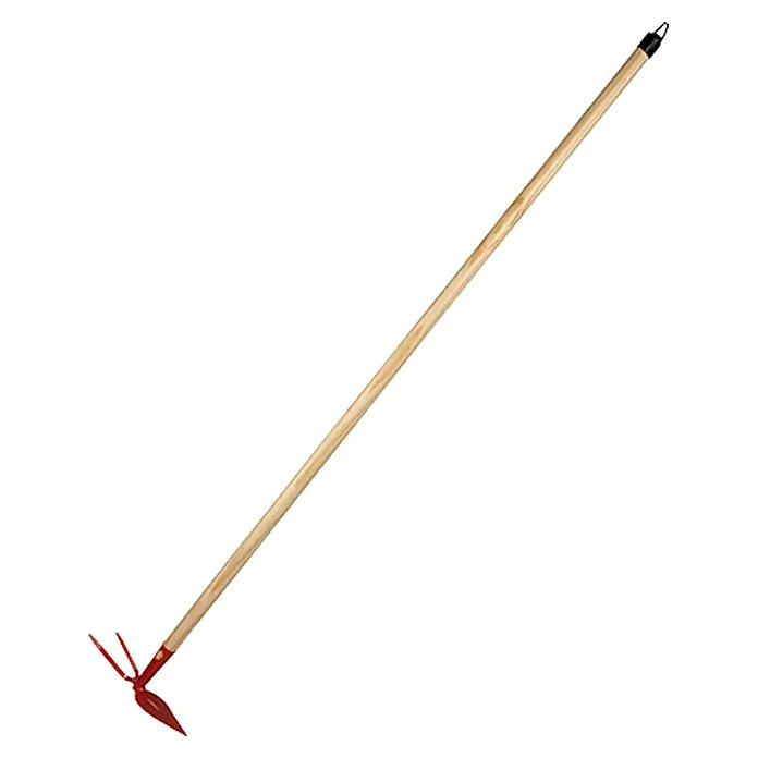 Gardol Doppelhacke - Anzahl Zinken: 2, Langstiel - Eine rote Gartenhacke mit einem langen Holzstiel, ideal für Gartenarbeiten und Unkrautentfernung.