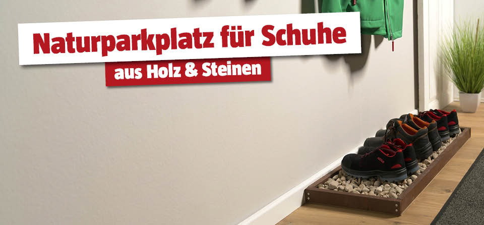 Schuhablage im Vorzimmer aus Holz und Steinen, Schuhe darauf