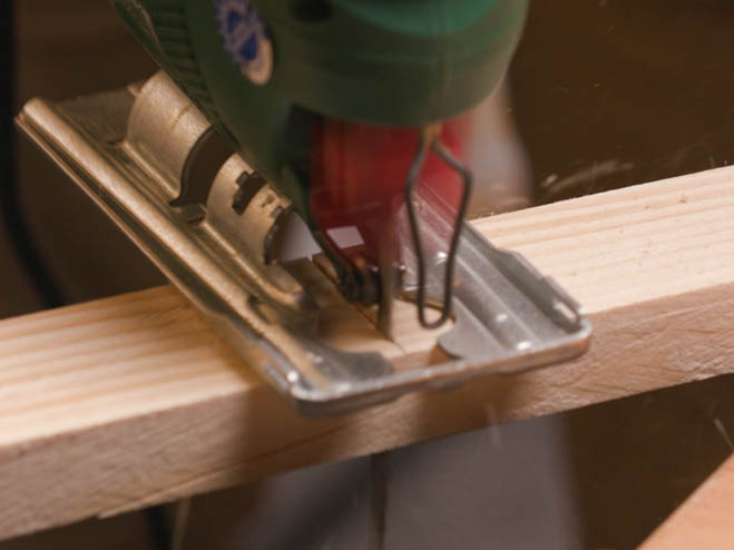Holzlatte wird zugesägt