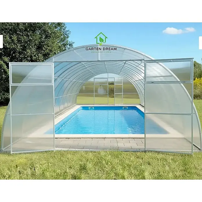 Garten Dream Poolüberdachung Sigma, 4mm Polycarbonate - L x B x H: 1.200 x 400 x 230 cm - Transparente, bogenförmige Poolüberdachung mit silbernem Rahmen über einem blauen Schwimmbecken. Die Frontplatten sind offen.