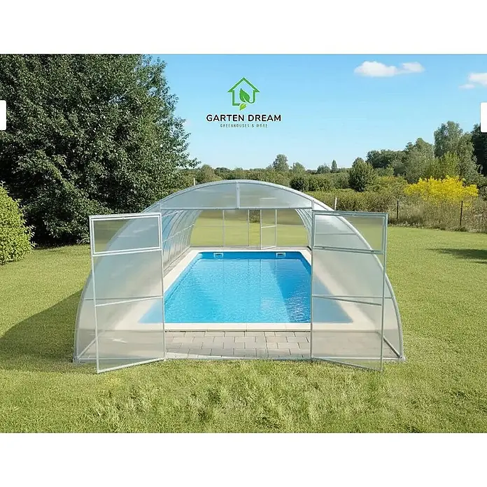 Garten Dream Poolüberdachung Sigma, 4mm Polycarbonate - L x B x H: 1.200 x 400 x 230 cm - Transparente gewölbte Poolüberdachung, die einen blauen Swimmingpool schützt. Die Vorderpaneele sind geöffnet.
