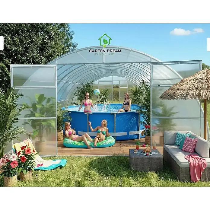 Garten Dream Poolüberdachung Sigma, 4mm Polycarbonate - L x B x H: 1.200 x 400 x 230 cm - Transparente gewölbte Poolüberdachung 'Garten Dream' über einem Pool, mit Personen, die sich innen und außen entspannen.
