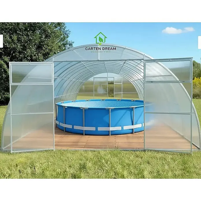 Garten Dream Poolüberdachung Sigma, 4mm Polycarbonate - L x B x H: 1.200 x 400 x 230 cm - Transparente Poolüberdachung mit silbernem Rahmen über einem runden blauen Aufstellpool auf Holzdeck im Garten.