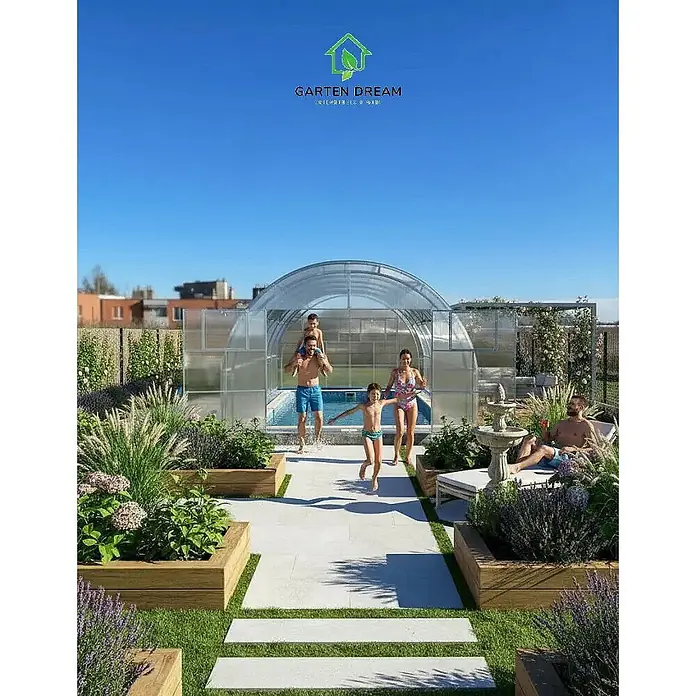 Garten Dream Poolüberdachung Grand Oasis - L x B x H: 600 cm x 400 cm x 2.890 mm - Gewölbte, transparente Poolüberdachung schützt einen Swimmingpool, genutzt von einer Familie im Garten.