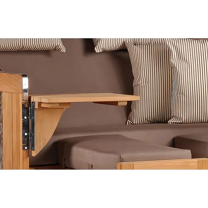 Mr. Deko Strandstuhl Strandkorb Düne Grande Bullauge Teak PE Grey Dessin 534 - 1 Stk., Teakholz. Polyrattan, Rückenlehne verstellbar, PE Grey - Helles Holz-Beistelltischchen mit Metallscharnieren, montiert an einer braunen Polsterliege mit gestreiften Kissen.