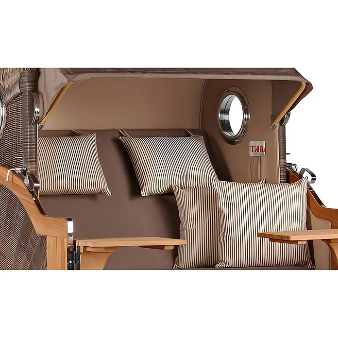 Mr. Deko Strandstuhl Strandkorb Düne Grande Bullauge Teak PE Grey Dessin 534 - 1 Stk., Teakholz. Polyrattan, Rückenlehne verstellbar, PE Grey - Innenansicht eines braunen Strandkorbs mit gestreiften Kissen und hölzernen Beistelltischen.