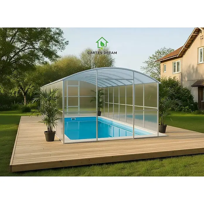 Garten Dream Poolüberdachung Laguna - L x B x H: 1.000 cm x 300 cm x 2.150 mm - Transparentes, gewölbtes Poolgehäuse auf Holzterrasse, bedeckt blaues Schwimmbecken im Garten.