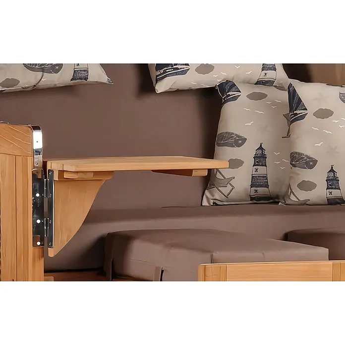 Mr. Deko Strandstuhl 1x Strandkorb Düne Grande Bullauge Teak PE Grey Dessin 540 - 1 Stk., Teakholz. Polyrattan, Rückenlehne verstellbar, Braun - Ansteckbarer Beistelltisch aus hellem Holz mit silbernen Scharnieren an braun gepolstertem Sofa mit nautischen Kissen.