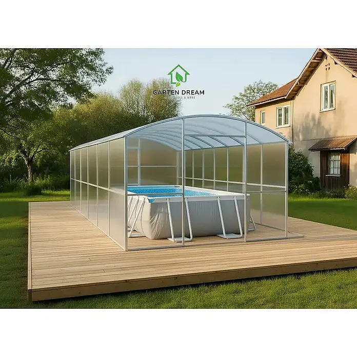 Garten Dream Poolüberdachung Laguna - L x B x H: 1.000 cm x 300 cm x 2.150 mm - Transparente Poolüberdachung mit gebogenem Dach, umschließt einen Aufstellpool auf einer Holzterrasse im Garten.