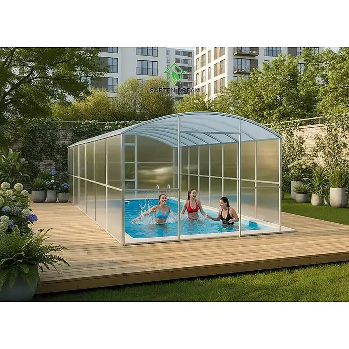 Garten Dream Poolüberdachung Laguna - L x B x H: 1.000 cm x 300 cm x 2.150 mm - Transparente Poolüberdachung mit gewölbtem Dach, bedeckt einen blauen Pool mit Personen, auf Holzterrasse.