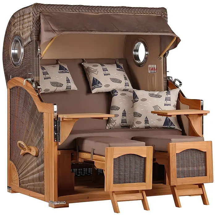 Mr. Deko Strandstuhl 1x Strandkorb Düne Grande Bullauge Teak PE Grey Dessin 540 - 1 Stk., Teakholz. Polyrattan, Rückenlehne verstellbar, Braun - Ein klassischer Strandkorb aus braunem Holz und Geflecht mit Verdeck, gepolsterten Sitzen, ausziehbaren Fußstützen und Kissen mit maritimen Motiven.