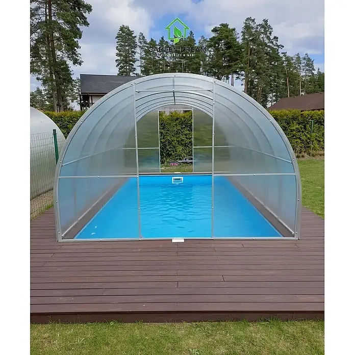 Garten Dream Poolüberdachung - L x B x H: 1.000 x 300 x 200 cm - Transparente gewölbte Poolüberdachung mit silbernem Rahmen über einem blauen Pool auf Holzdeck.