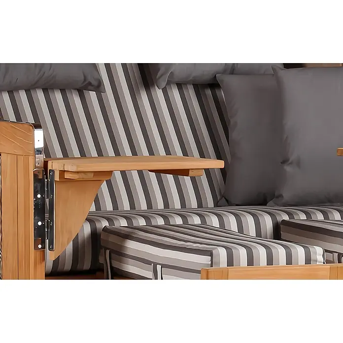 Mr. Deko Strandstuhl Strandkorb Düne Grande Bullauge Teak PE Grey Dessin 545 - 1 Stk., Teakholz. Polyrattan, Rückenlehne verstellbar, PE Grey - Nahaufnahme eines Holz-Gartenstuhls mit gestreiften Polstern und grauen Kissen, ausgestattet mit einem ausklappbaren Holztisch mit Metallscharnieren.