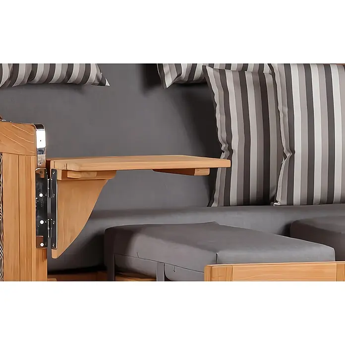 Mr. Deko Strandstuhl Strandkorb Düne Grande Bullauge Teak PE Grey Dessin 544 - 1 Stk., Teakholz. Polyrattan, Rückenlehne verstellbar, PE Grey - Klappbarer Beistelltisch aus hellem Holz, an einem Holzsofa befestigt, neben grauen Polstern und gestreiften Kissen.